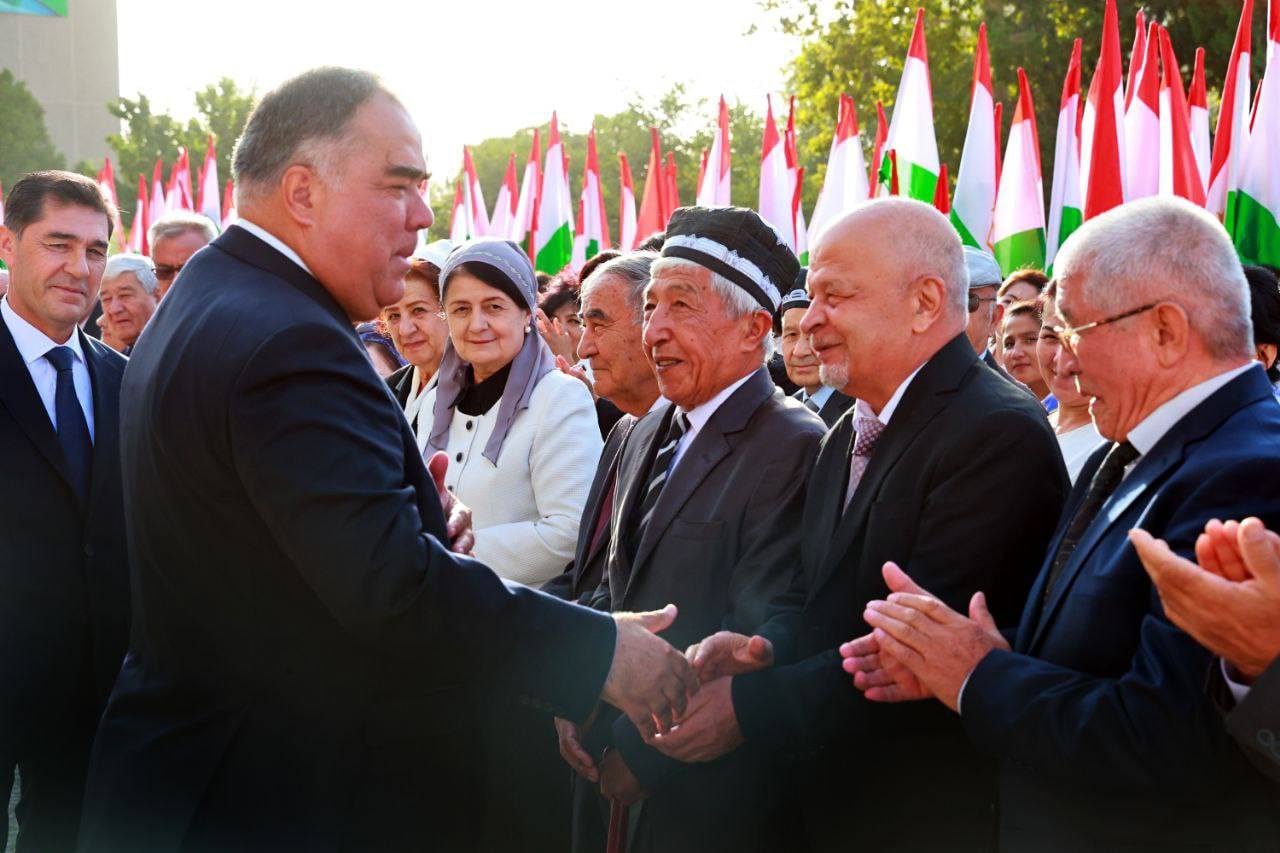 photo_5307921438998657359_y