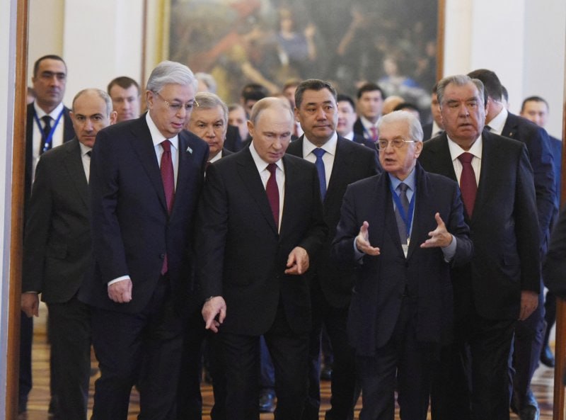 photo_5354946752458460078_x