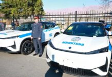 Раҷаб Аҳмадзода ду электромобил туҳфа кард