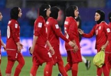 Футболбоздухтари эронӣ аз сафорати Эрон кӯмак хост