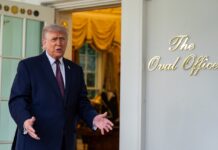 Трамп мегӯяд, Эрон розӣ аст, ки “хоки ҳастаӣ”-ро диҳад