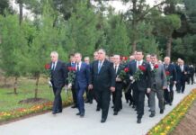 Раҷаб Аҳмадзода дар зиёрати хокҷои Нусратулло Махсум, Шириншо Шотемур ва Нисор Муҳаммад