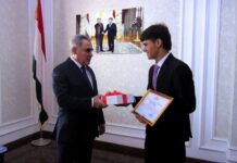 Бохтар: Хонандаи мактаб кӯдаки дусоларо аз ғарқшавӣ наҷот дод